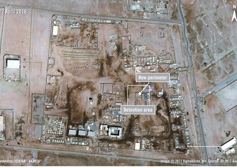 Cette image satellite du 12 avril 2016 montre que dans le district d'Aden Bureiqa, on a commencé à construire dans le large périmètre de la base et que le périmètre du centre de détention est devenu plus visible. Image: © 2017, DigitalGlobe, Inc. Source: © 2017 Google