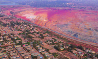 Vue aérienne d'un paysage montrant à la fois des habitations et une mine industrielle