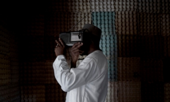 Rencontrez trois journalistes du Sahel central, muselés par les autorités militaires : « nous sommes dans un grand trou noir »