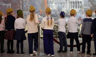 Российские школы превращаются в «машины подчинения» с помощью идеологической обработки и слежки за детьми — исследование Amnesty International