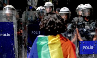 Власти Турции должны прекратить усиливающиеся репрессии против организаций, защищающих права ЛГБТИ, и немедленно освободить задержанных активистов