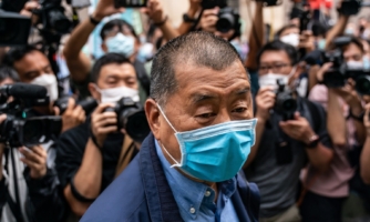 В Гонконге начинается суд над Джимми Лаем, основателем закрытой из-за давления властей газеты Apple Daily и одним из самых видных активистов движения за демократию. Его судят за призывы к санкциям