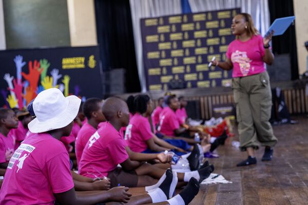 Британские школьники слушают презентацию о правах человека, которую представляет сотрудница Amnesty International