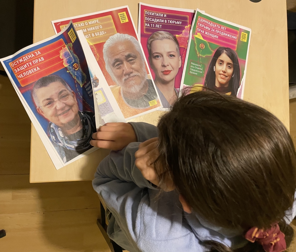 Девочка читает материалы к ежегодной кампании Amnesty International "Марафон писем"